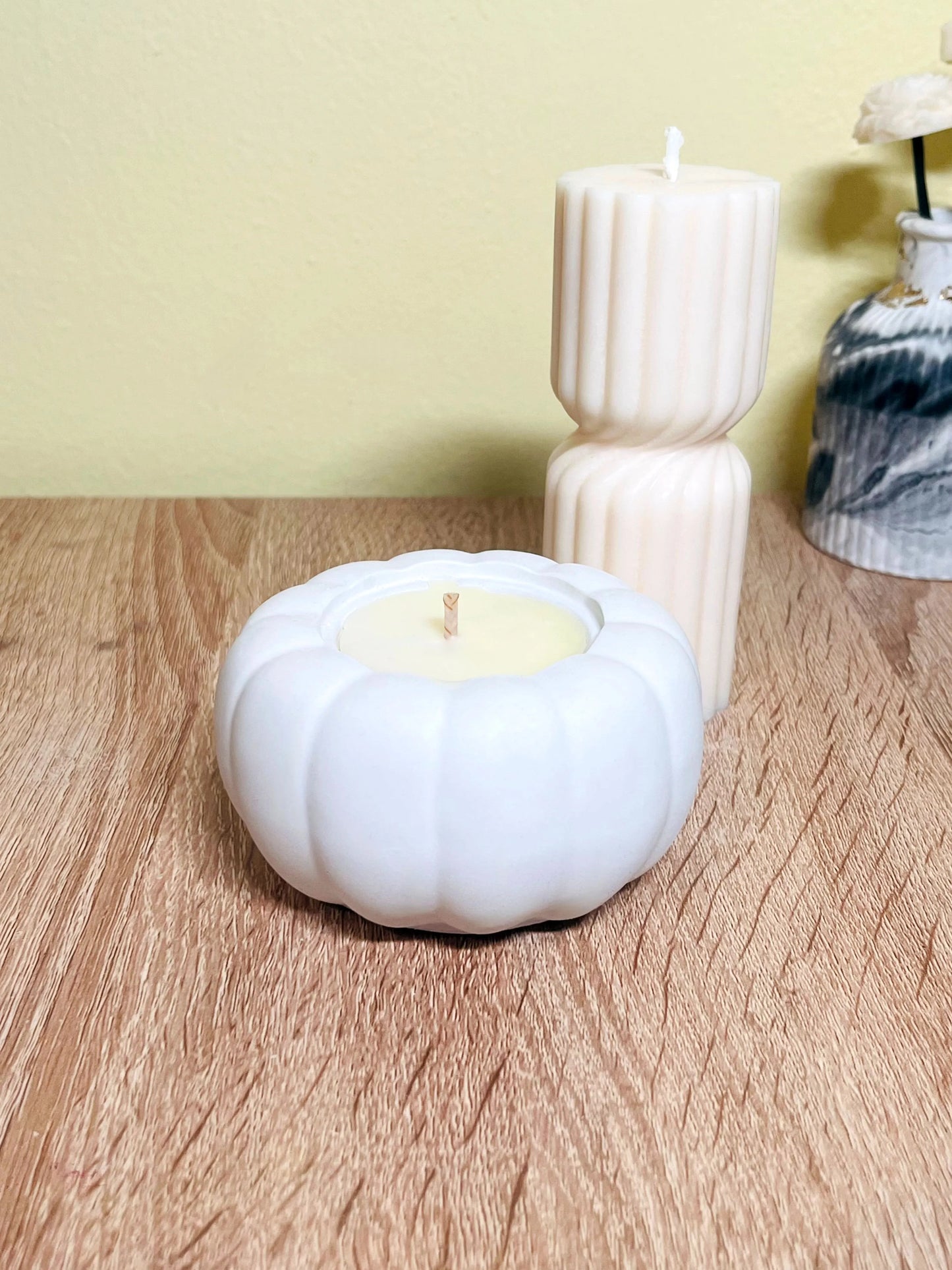 Κερί σόγιας σε χειροποίητη πορσελάνινη κολοκύθα και μια κολώνα αρωματική