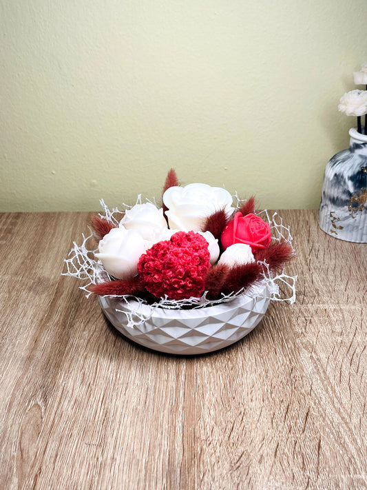 Μπουκέτο κεριών με κόκκινα και λευκά λουλούδια