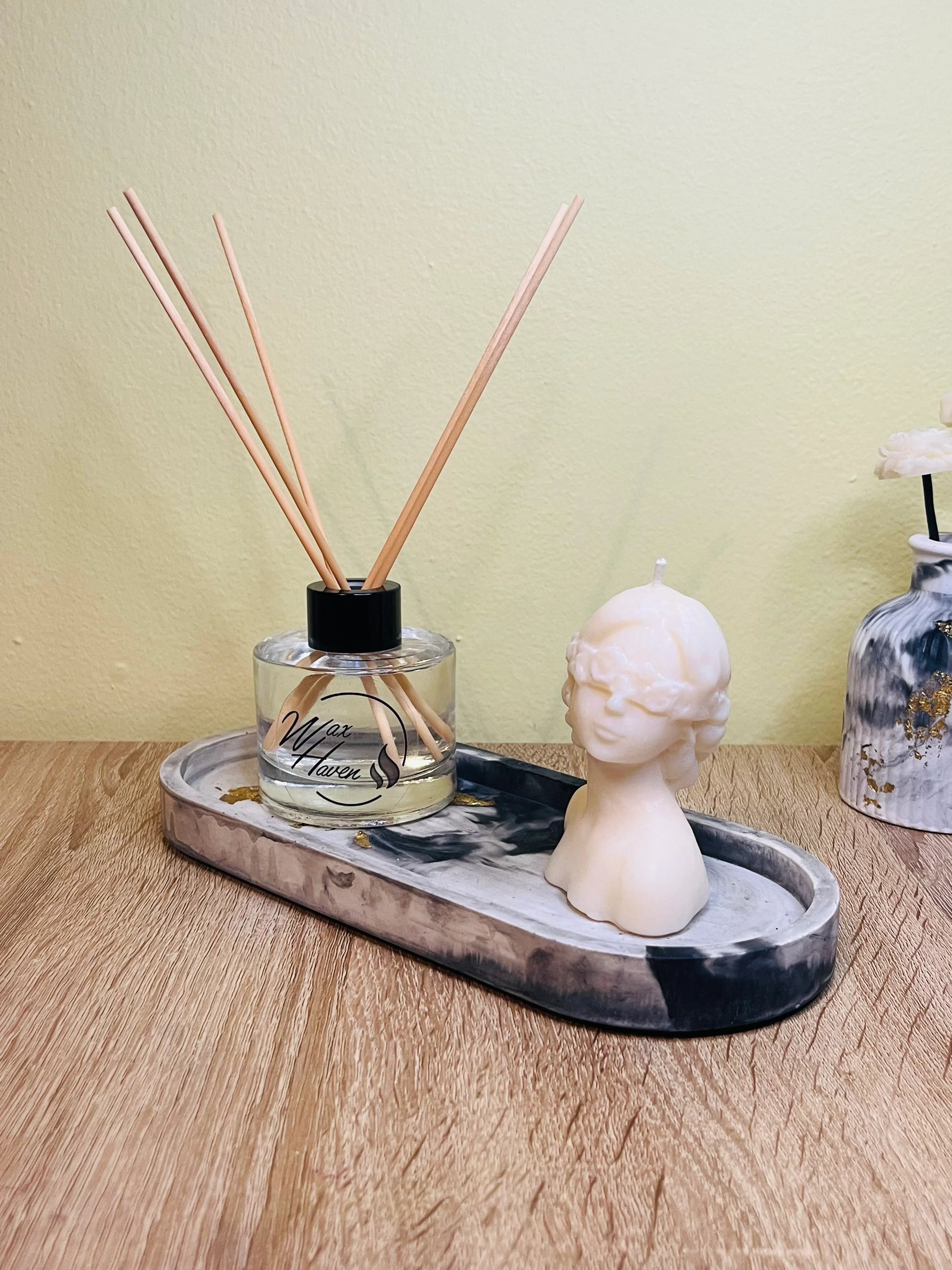 Χειροποίητος δίσκος με κερί σόγιας προτομή γυναίκας και αρωματικό χώρου 100ml - Mystic Muse Set