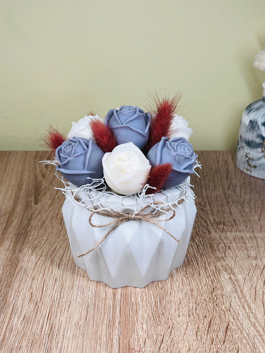 Μπουκέτο κεριών με μπλέ και λευκά λουλούδια