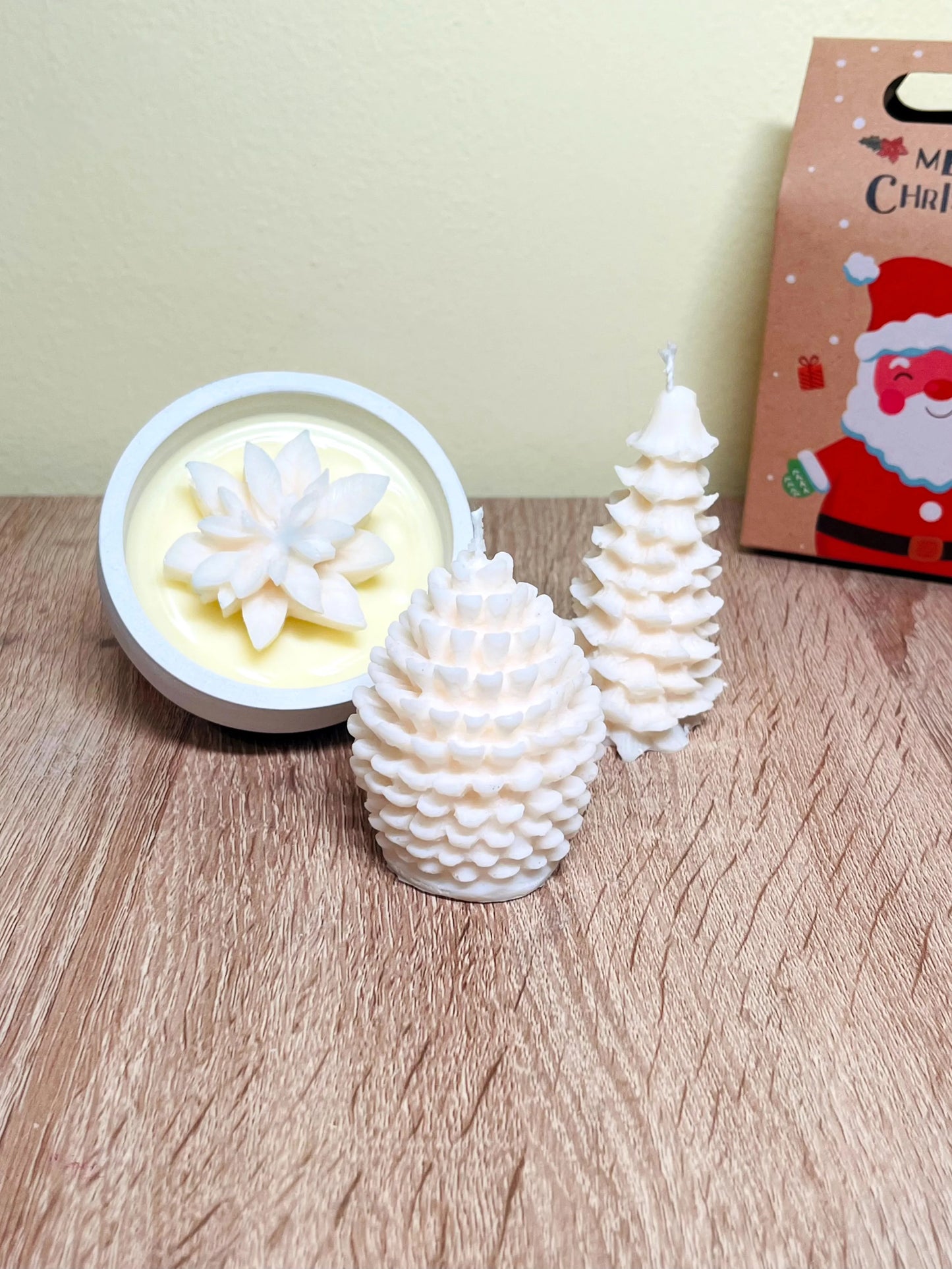 Χειροποίητο πορσελάνινο ποτήρι με κερί & δεντράκι & κουκουνάρι