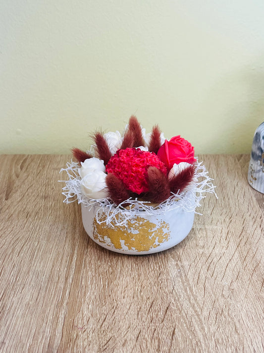 Χειροποίητο μπουκέτο λουλουδιών με κόκκινα και λευκά λουλούδια