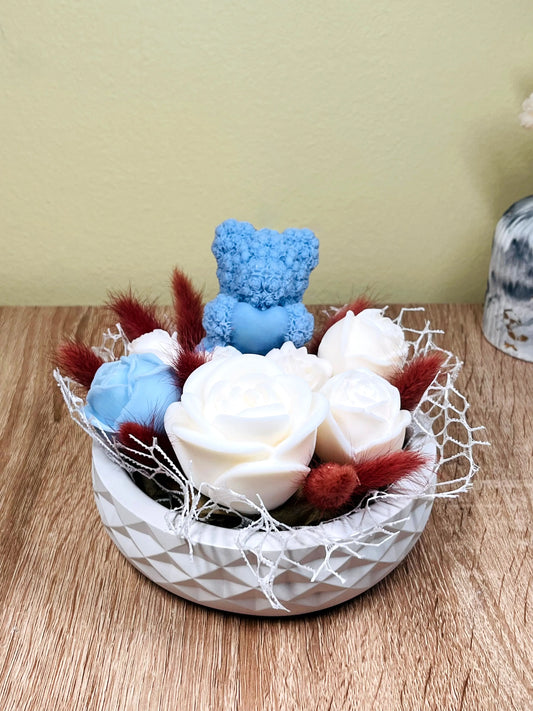 Μπουκέτο κεριών με μπλε και λευκά λουλούδια με μπλε αρκουδάκι