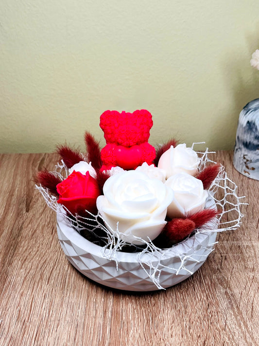 Μπουκέτο κεριών με κόκκινα και λευκά λουλούδια με κόκκινο αρκουδάκι