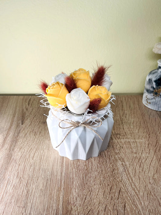 Μπουκέτο κεριών με πορτοκαλί και λευκά λουλούδια