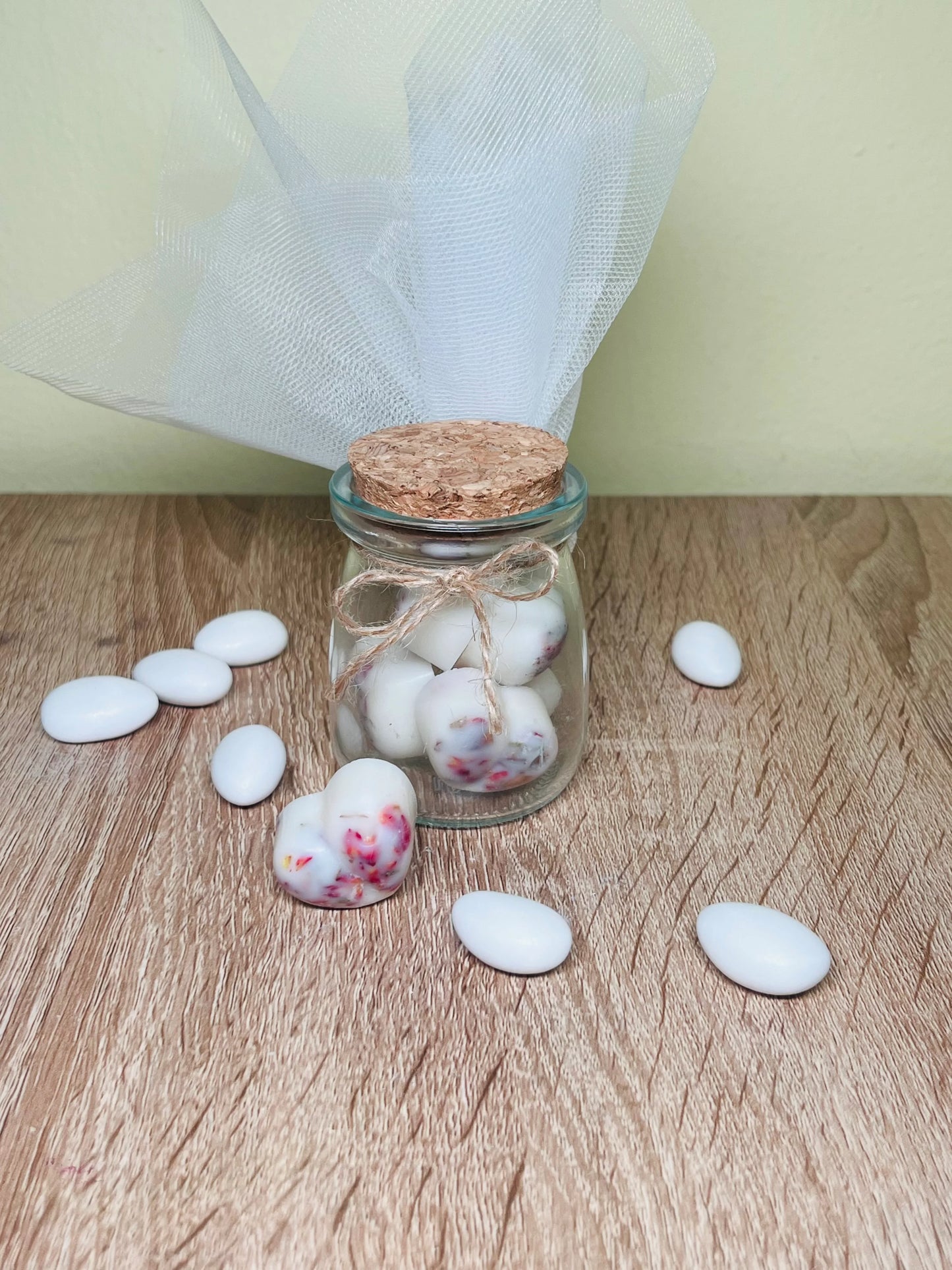 Μπομπονιέρα με wax melts καρδιάς σε γυάλινο βαζάκι με φελλό