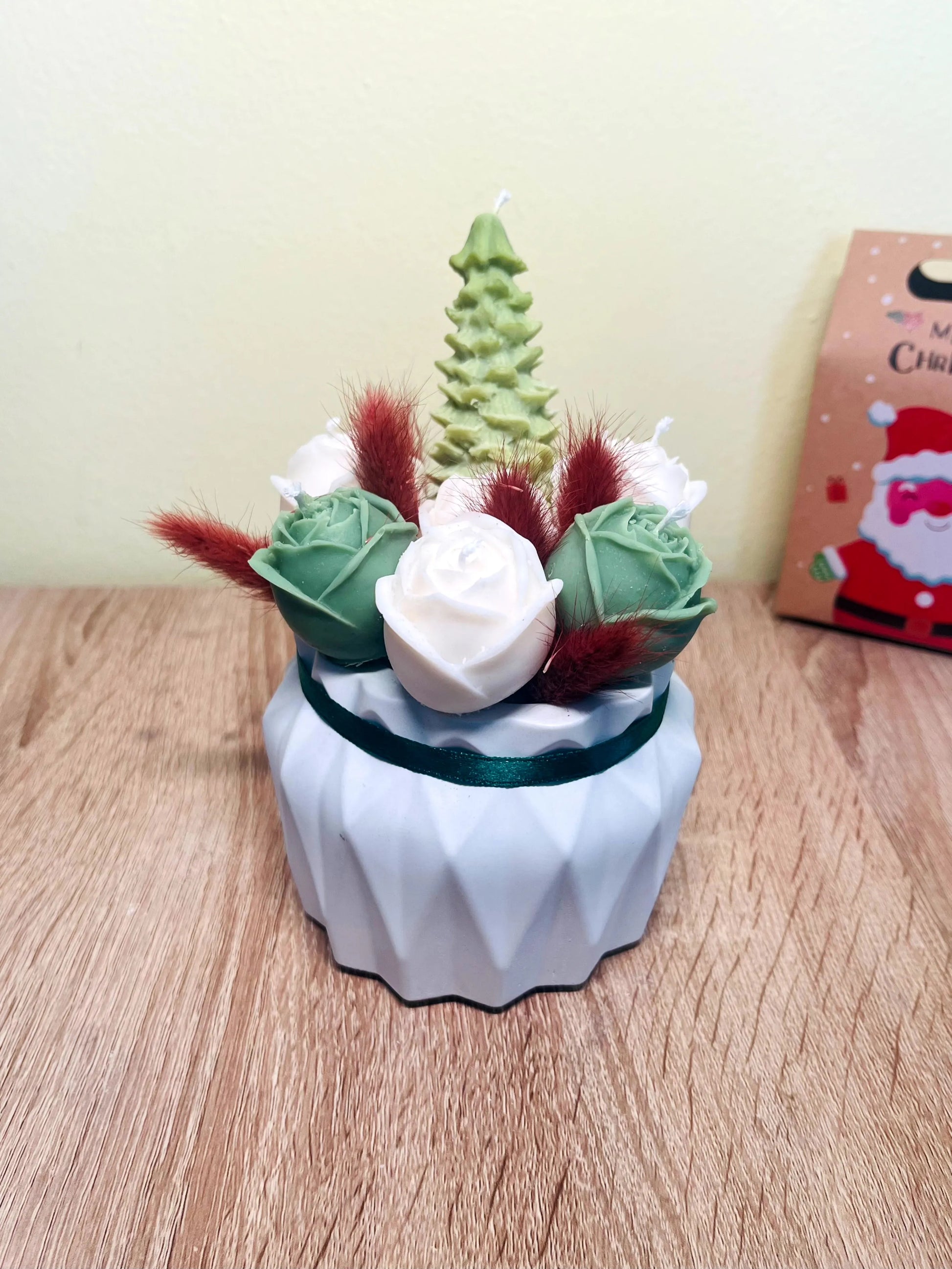 Χριστουγεννιάτικο Μπουκέτο σε λευκά και πράσινα χρώματα