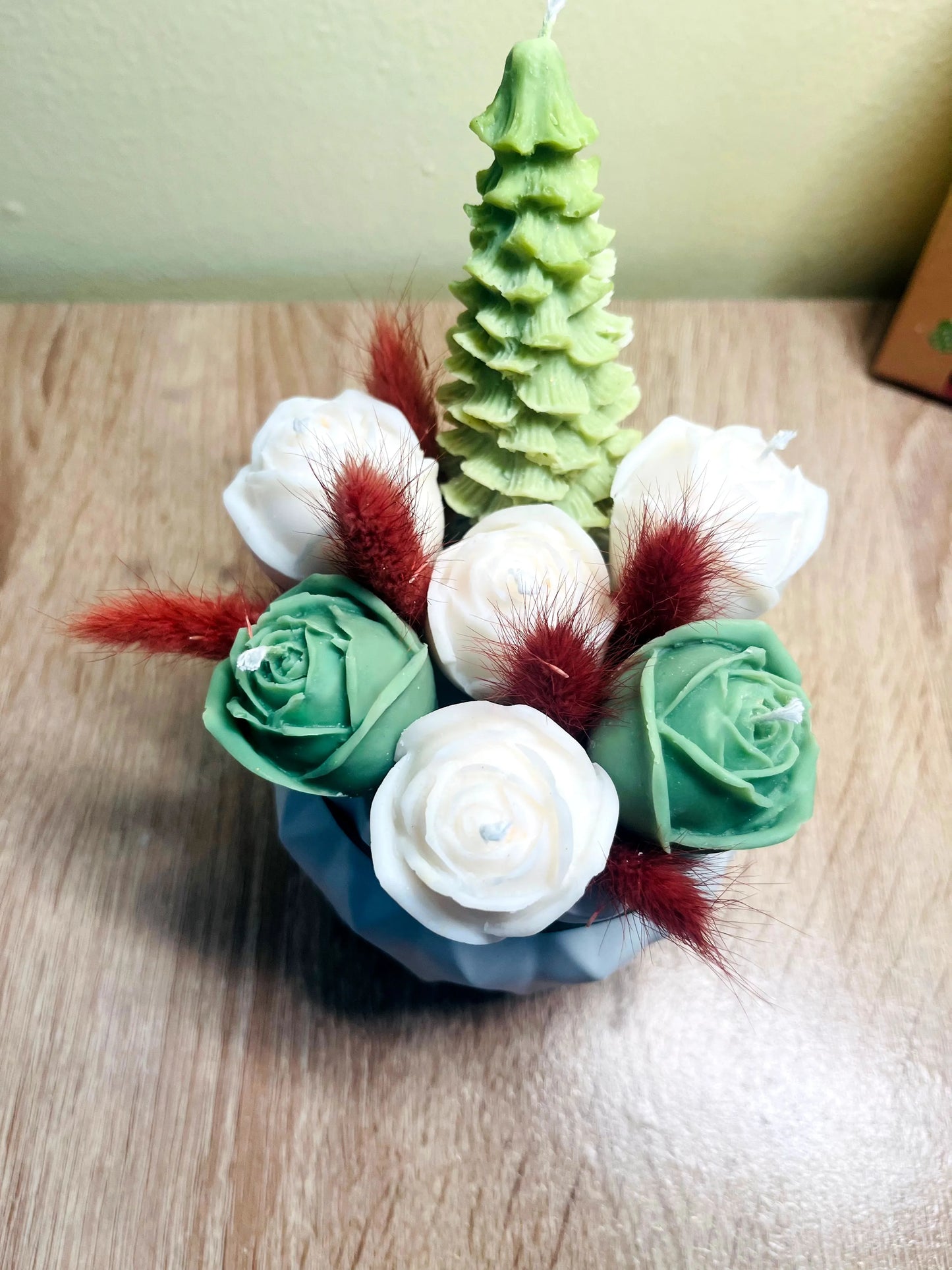 Χριστουγεννιάτικο Μπουκέτο σε λευκά και πράσινα χρώματα