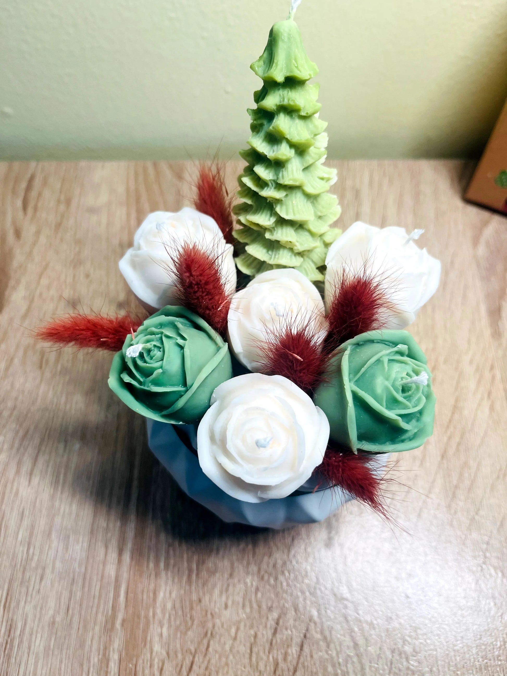 Χριστουγεννιάτικο Μπουκέτο σε λευκά και πράσινα χρώματα