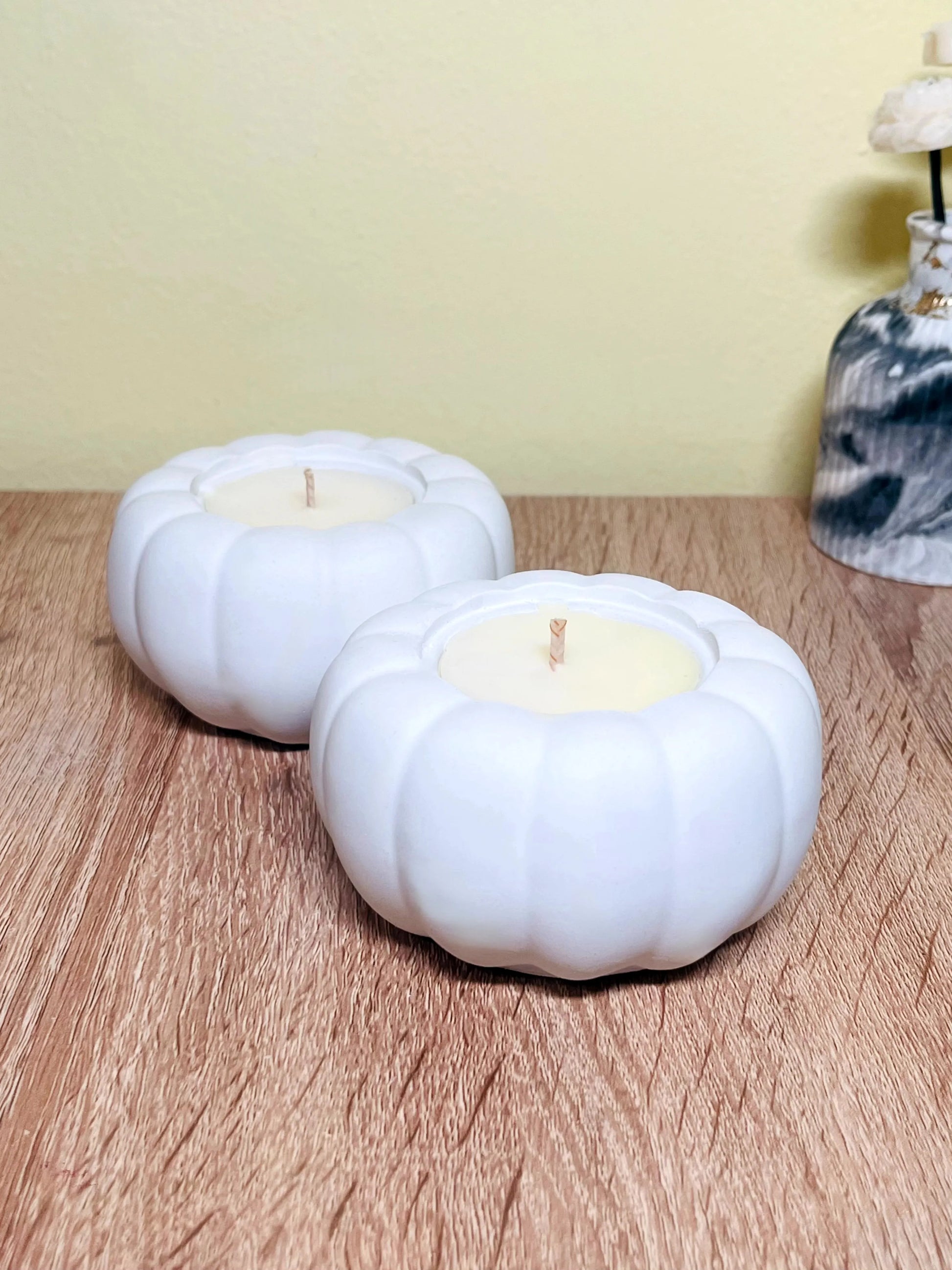 Κεριά σόγιας σε χειροποίητες πορσελάνινες κολοκύθες