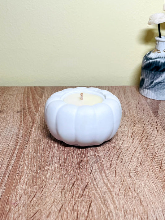 Κερί σόγιας σε χειροποίητη πορσελάνινη λευκή κολοκύθα