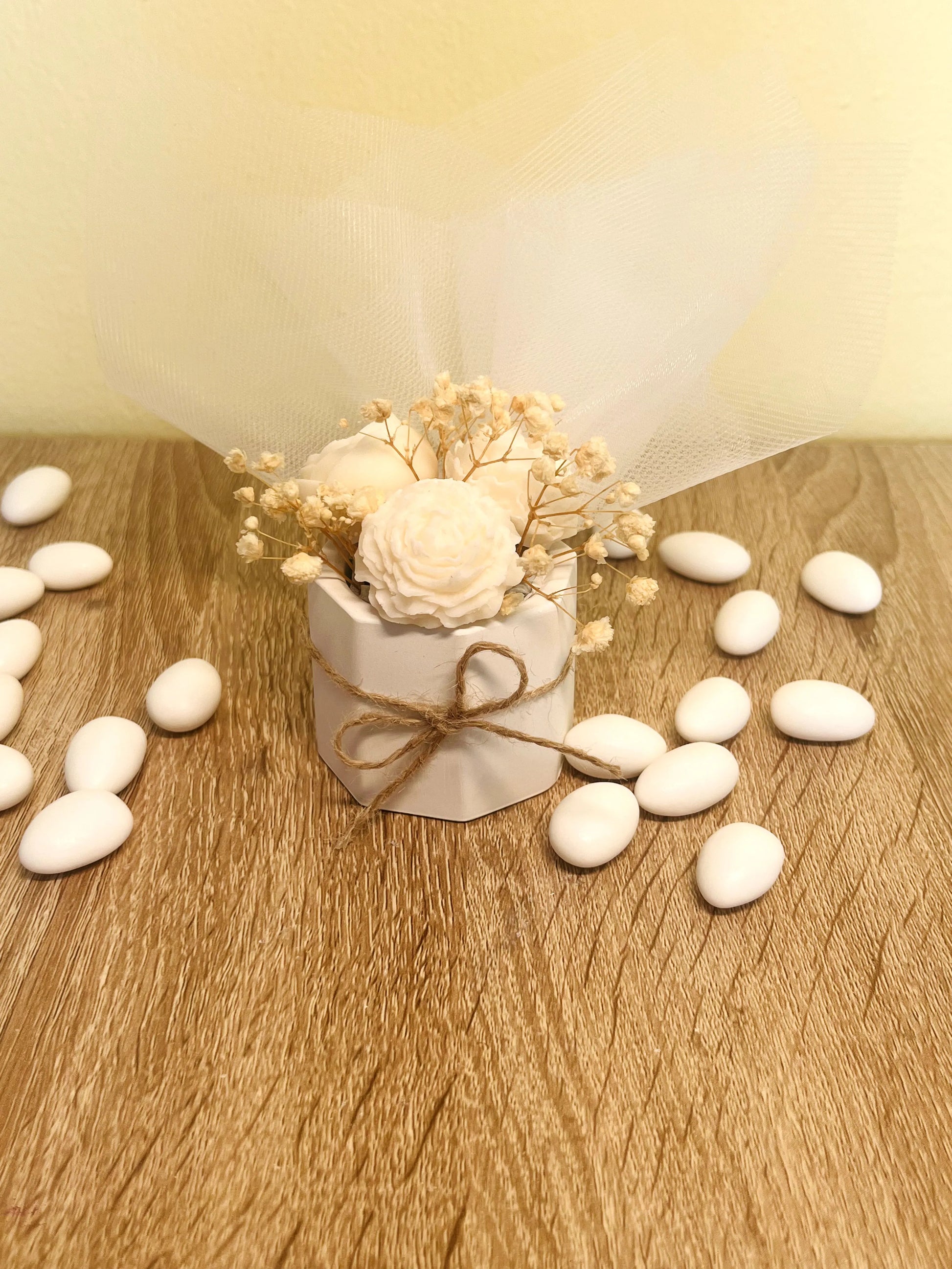 Μπομπονιέρα μπουκέτακι σε πορσελάνινο ποτήρι