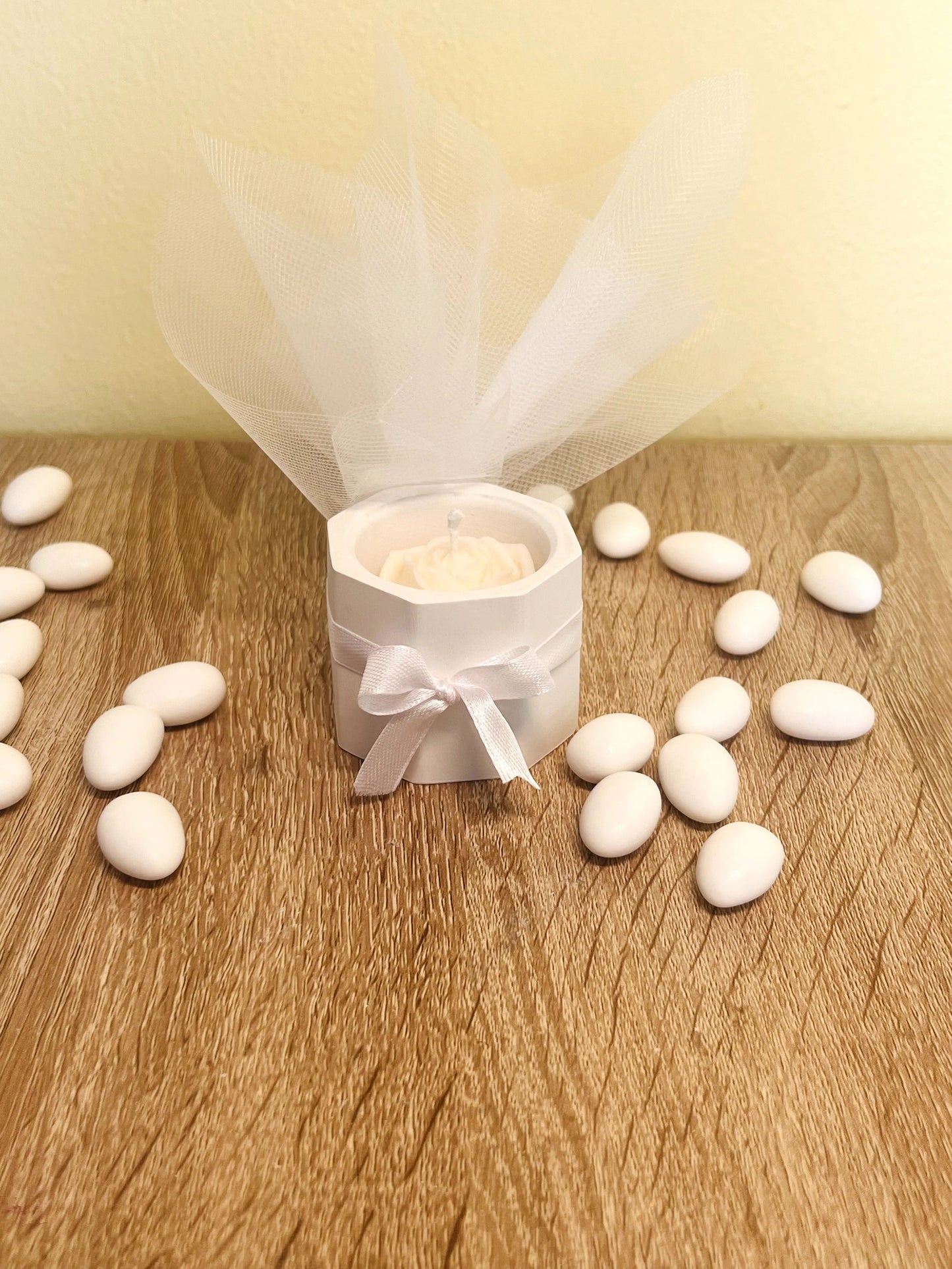 Μπομπονιέρα σε πορσελάνινο ποτήρι με κερί σόγιας λουλούδι