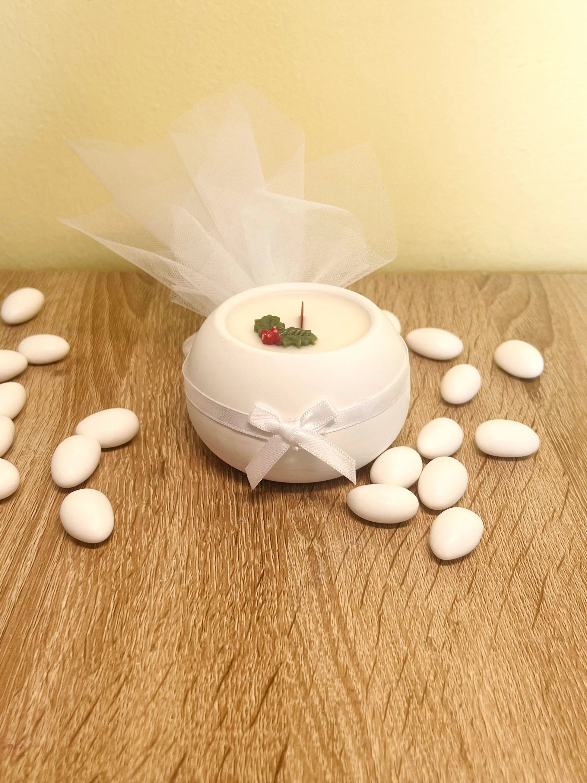 Μπομπονιέρα σε πορσελάνινο βαζάκι με κερί και γκι